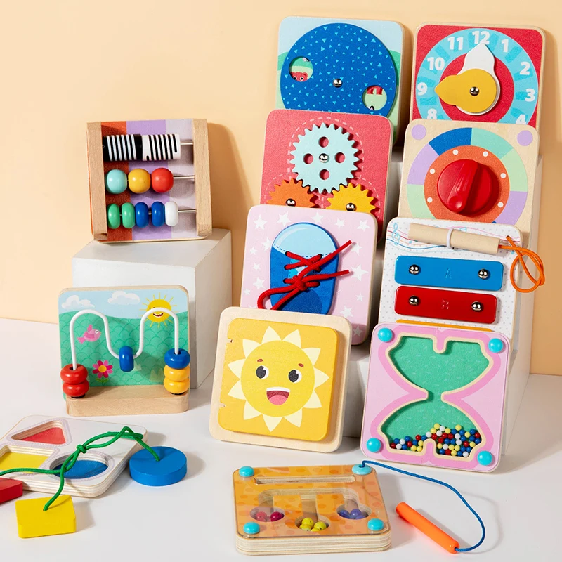 Magnetisk aktivitetsbräda Montessori i trä – 12 aktiviteter att välja mellan, kompakt | busy board