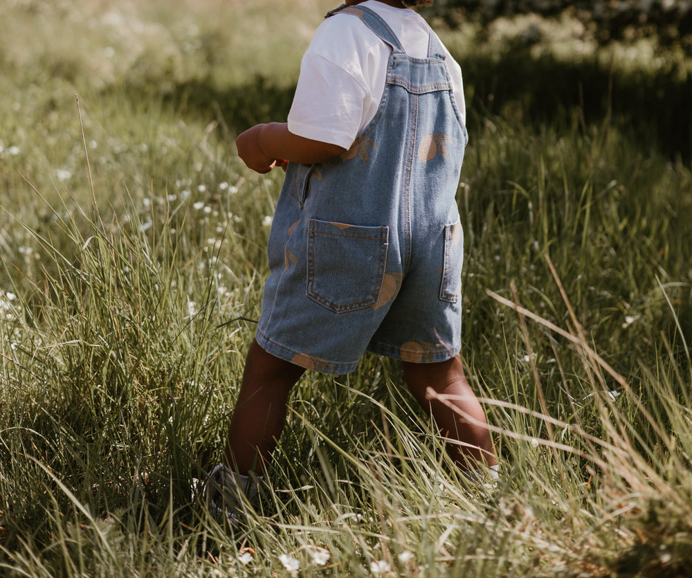 Barnshorts med Hängslen och Citronmönster – Somriga Dungaree-Shorts i Bomull (0–7 år)