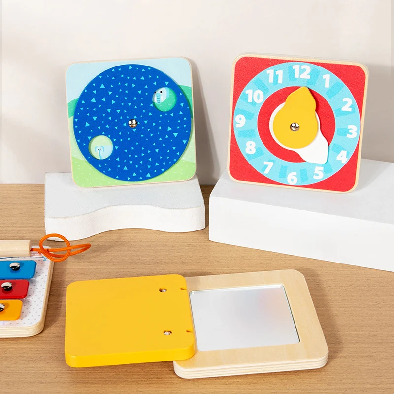 Magnetisk aktivitetsbräda Montessori i trä – 12 aktiviteter att välja mellan, kompakt | busy board