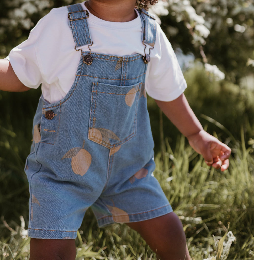 Barnshorts med Hängslen och Citronmönster – Somriga Dungaree-Shorts i Bomull (0–7 år)