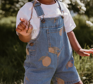 Barnshorts med Hängslen och Citronmönster – Somriga Dungaree-Shorts i Bomull (0–7 år)