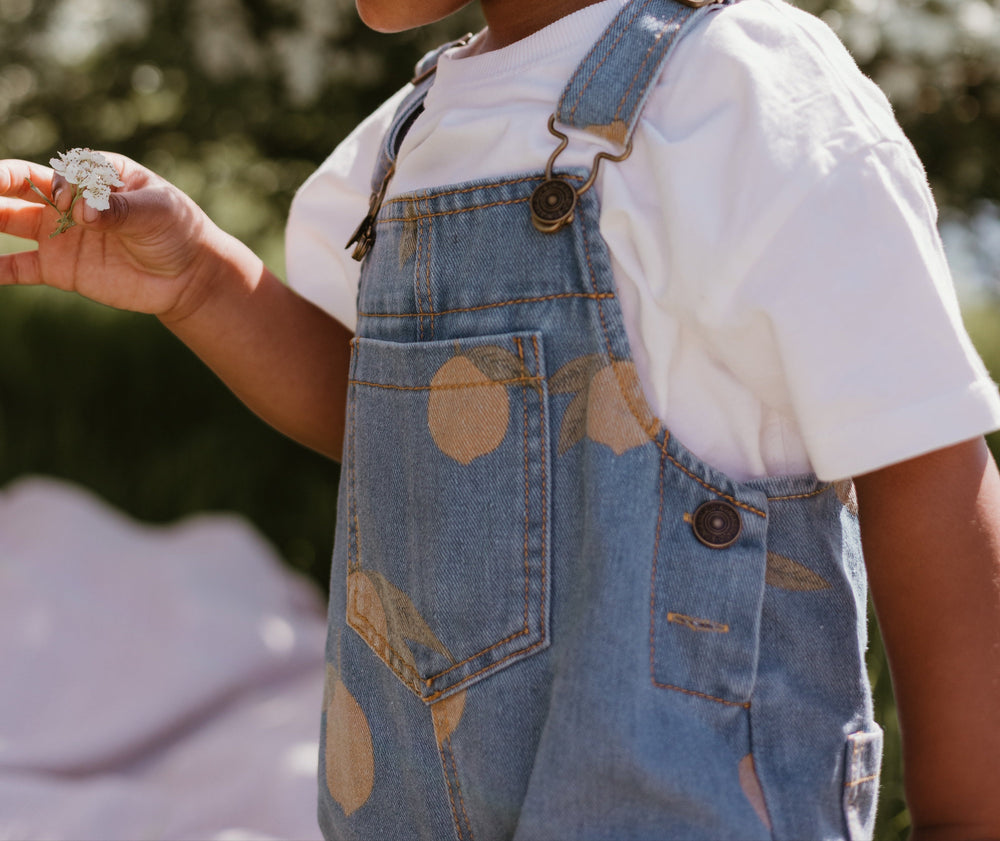 Barnshorts med Hängslen och Citronmönster – Somriga Dungaree-Shorts i Bomull (0–7 år)