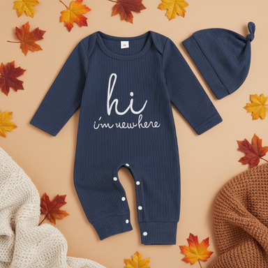 Marinblå ribbstickad babyoverall med broderad text och matchande knutmössa