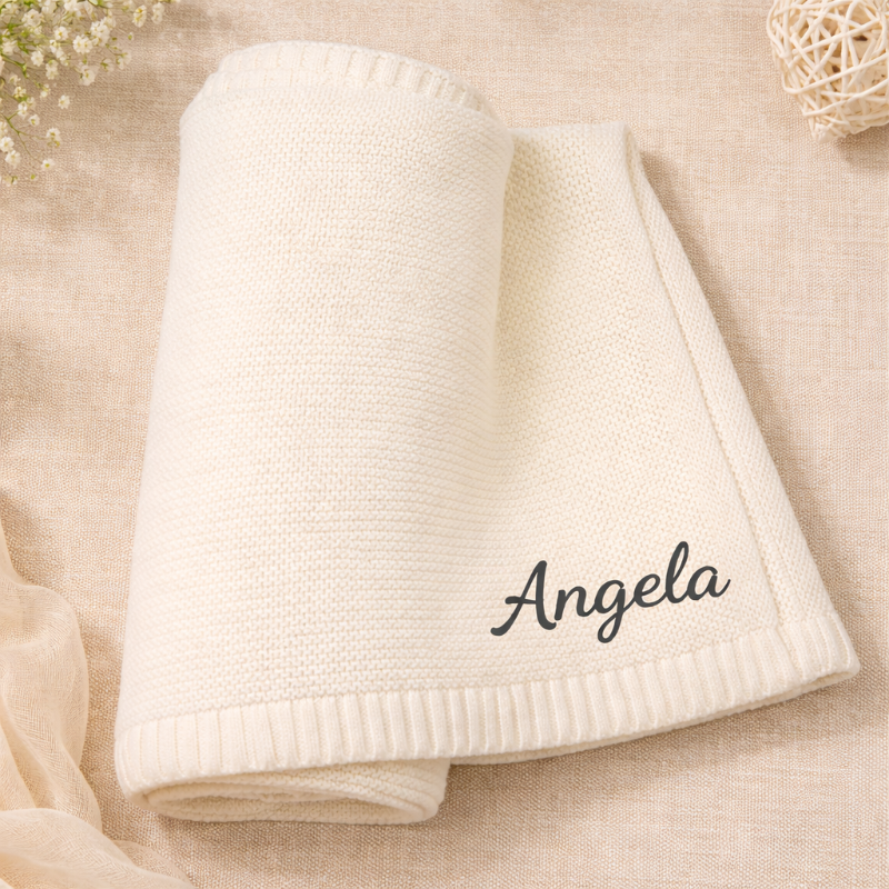 Personlig babyfilt med broderat namn i mjuk bomull
