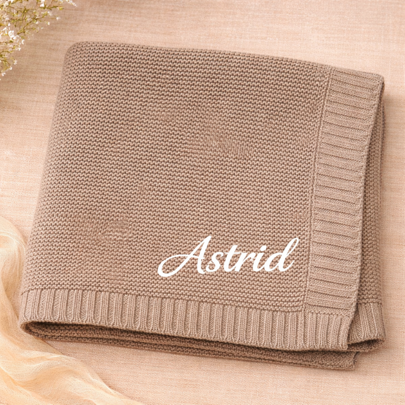 Personlig babyfilt med broderat namn i mjuk bomull