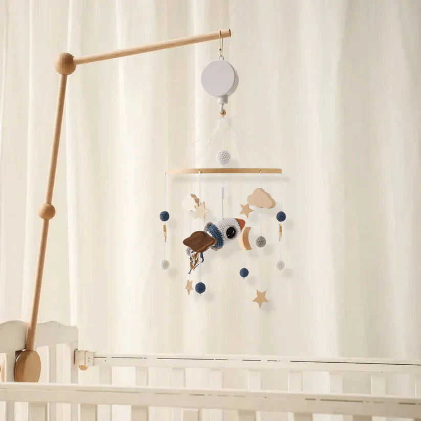 Beroligande Trämobil för Baby Utan Batteri – Naturliga Material & Mjuka Färger | LittleNest SkyWhirl