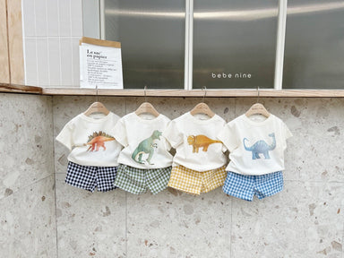 Mavino Dino Daze Set – Sommarset Småbarn 1–7 år – T-shirt + Rutig Shorts – 100 % Bomull – Unisex – Dino-tryck