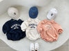 Nuby & Co Brooklyn Babyromper – Collegeinspirerad Stil | Unisex 0–2 År – Bomull, Tryckknappar, New York-tryck