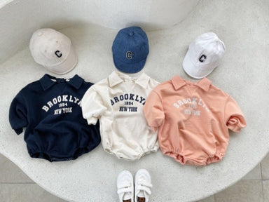 Nuby & Co Brooklyn Babyromper – Collegeinspirerad Stil | Unisex 0–2 År – Bomull, Tryckknappar, New York-tryck