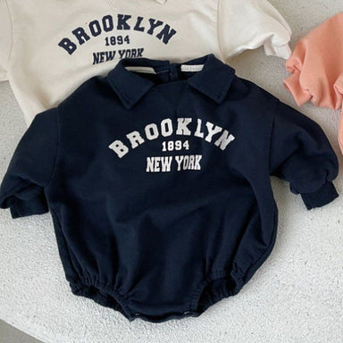 Nuby & Co Brooklyn Babyromper – Collegeinspirerad Stil | Unisex 0–2 År – Bomull, Tryckknappar, New York-tryck