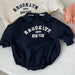Nuby & Co Brooklyn Babyromper – Collegeinspirerad Stil | Unisex 0–2 År – Bomull, Tryckknappar, New York-tryck