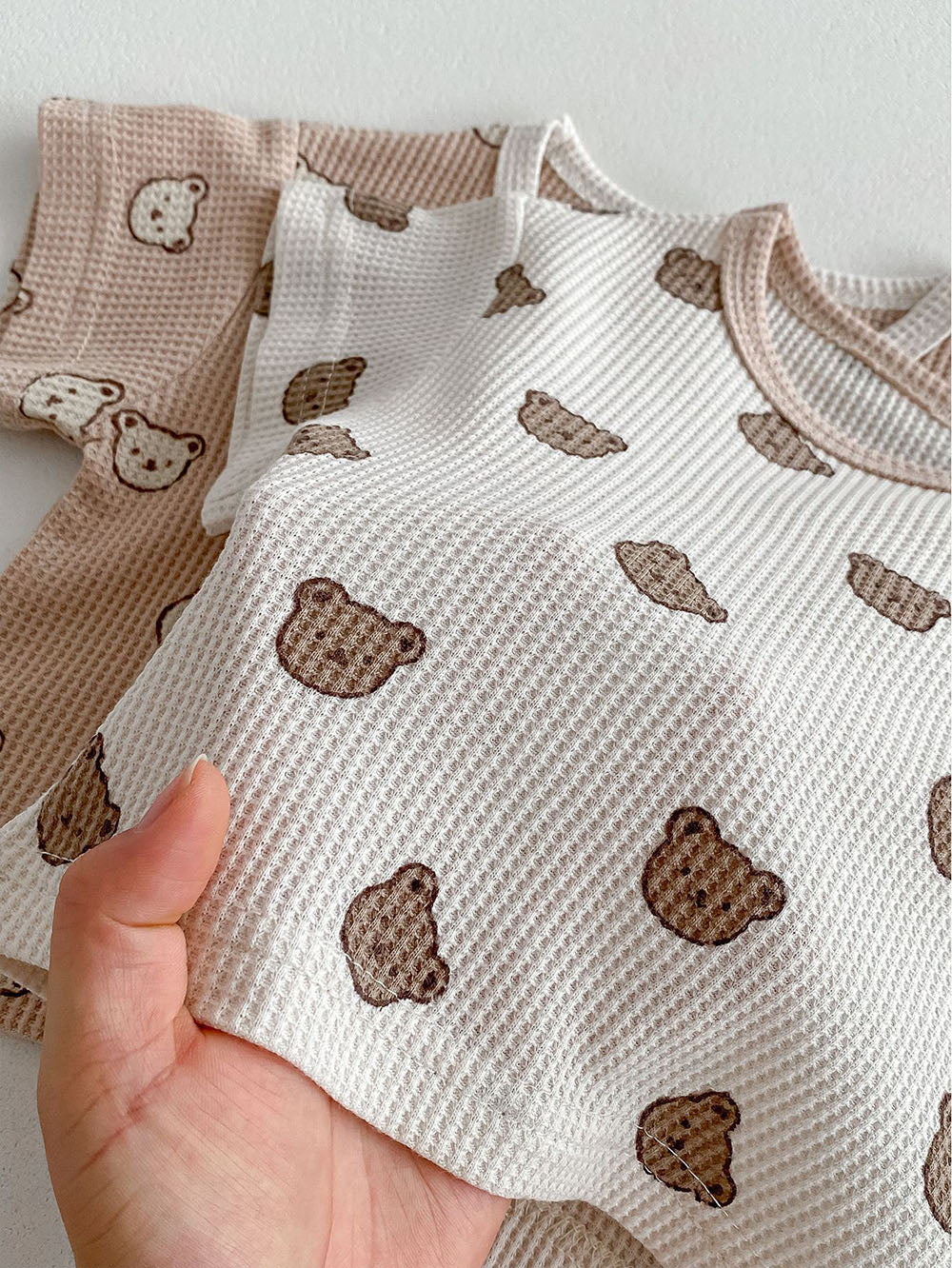 CozyCub Babyset i Ribbat Tyg – Unisex Sommaroutfit med Björntryck | Beige & Brun | 0–3 år