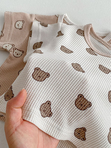 CozyCub Babyset i Ribbat Tyg – Unisex Sommaroutfit med Björntryck | Beige & Brun | 0–3 år