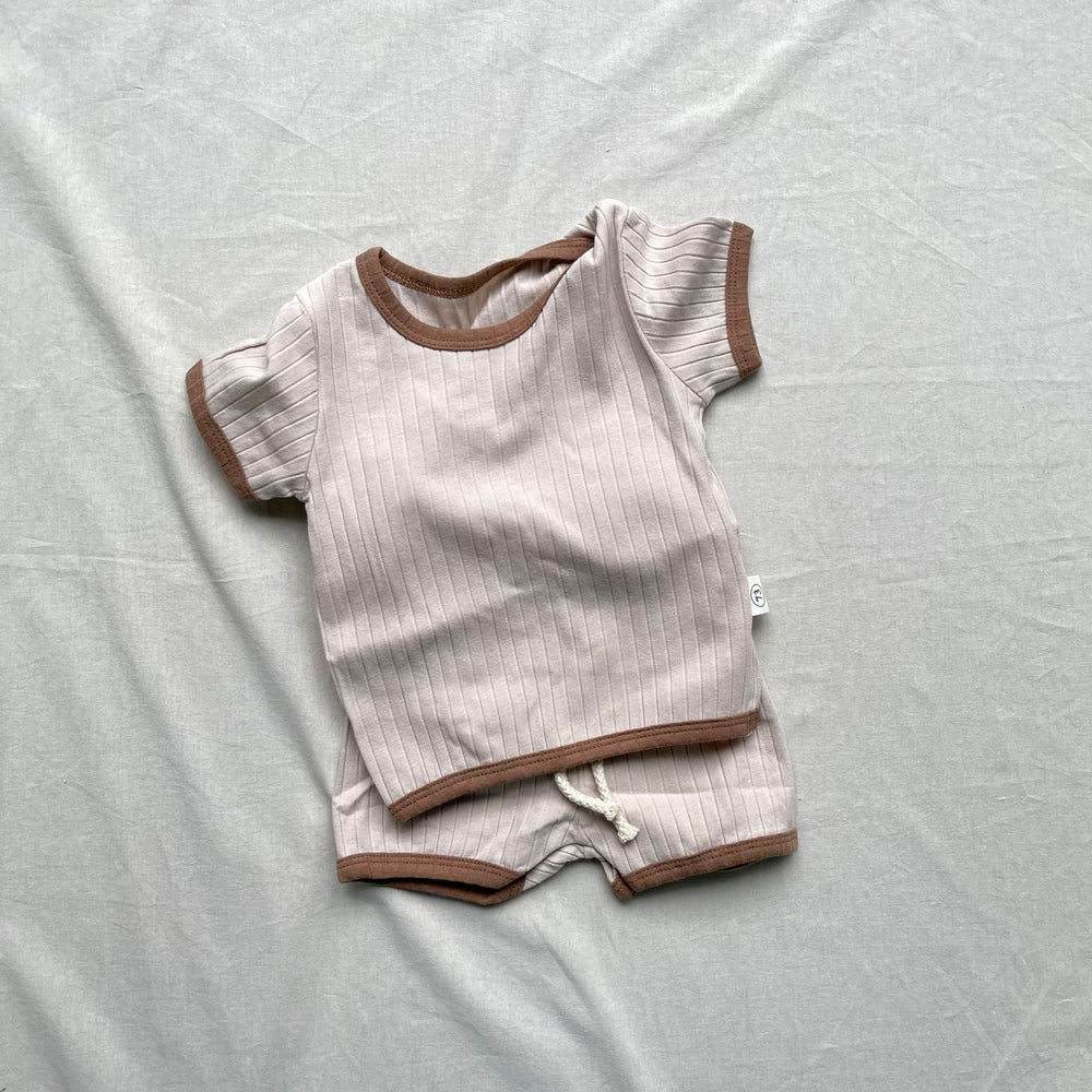 Aureli Mjukt Ribbat Lounge-set – Baby & Småbarn 0–3 år Sommarset – T-shirt + Shorts – Beige/Brun – Mjukt & Unisex
