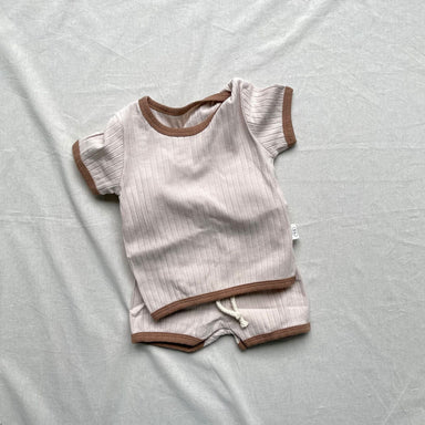 Aureli Mjukt Ribbat Lounge-set – Baby & Småbarn 0–3 år Sommarset – T-shirt + Shorts – Beige/Brun – Mjukt & Unisex