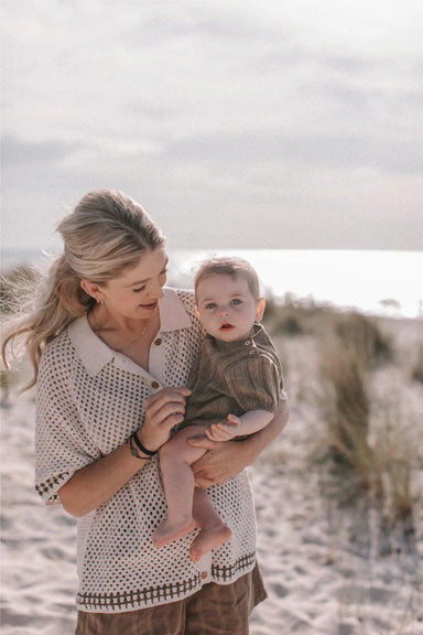 CozyNest Stickad babyromper 0–2 år | Mjuk bomullsblandning & ribbmönster | Bekväma babykläder