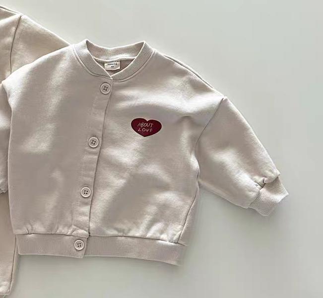 Babykofta med Hjärtan – Mjuk Cardigan med Knäppning – Unisex Barnkläder (6m–3år)
