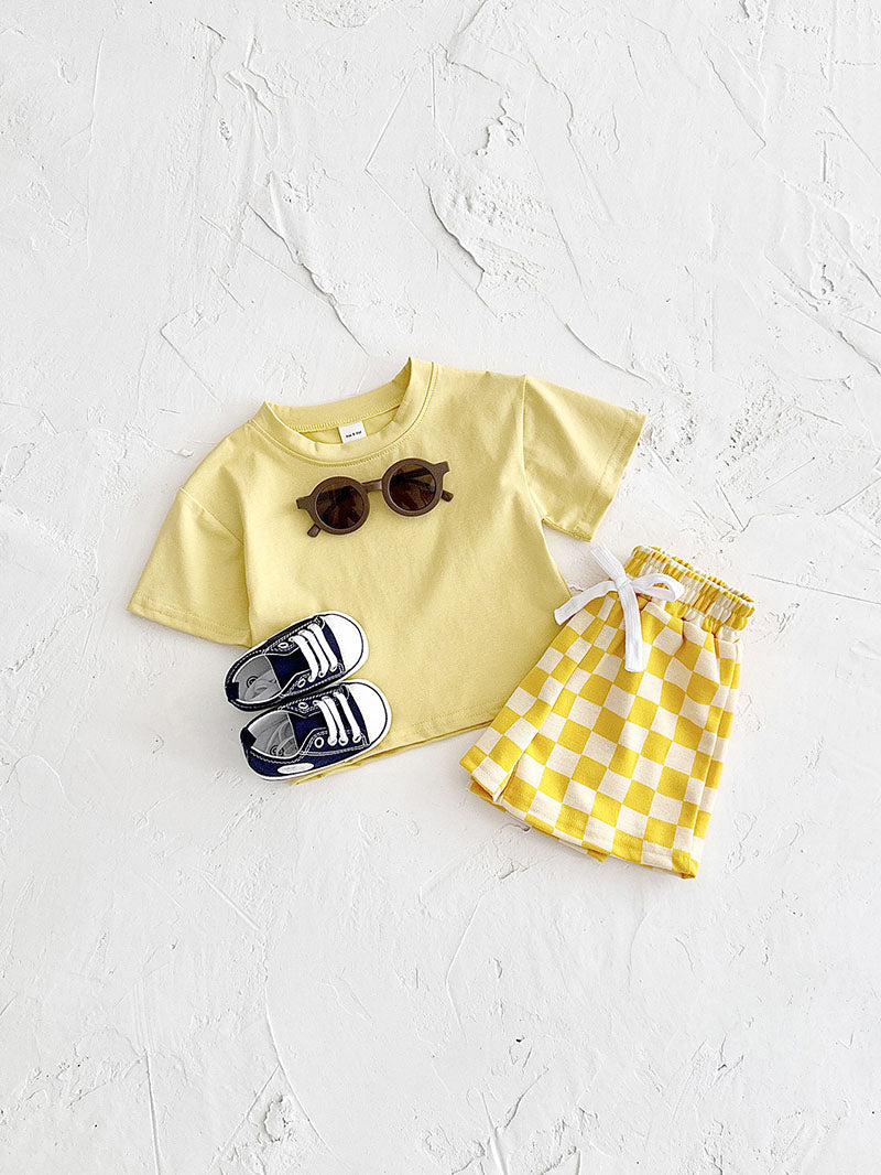 Mellow Mini klädset 0-3 år: T-shirt och rutiga byxor i gult, blått, lila eller grönt. Slitstarka, bekväma och perfekta för sommaren!