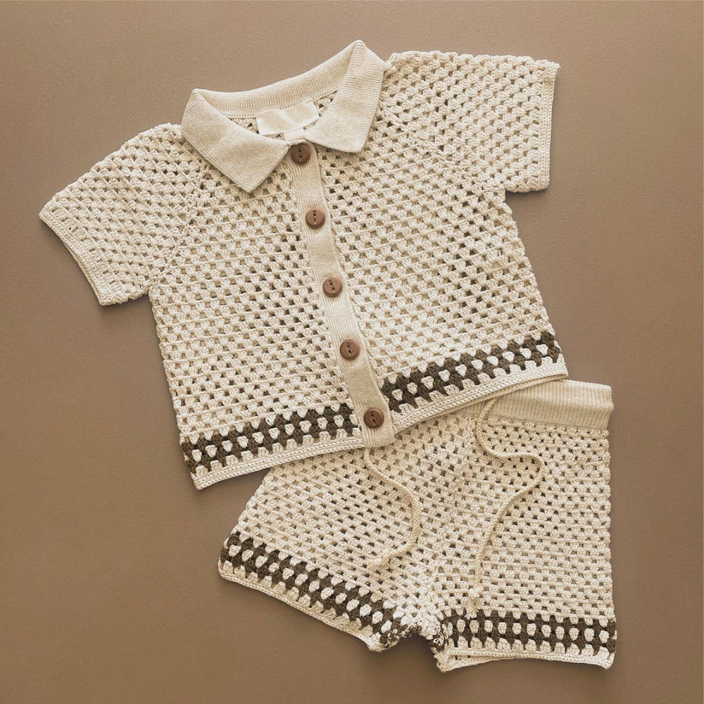 Milo Virkat Babyset – Virkat sommarset med krage och träknappar | Storlek 0–2 år