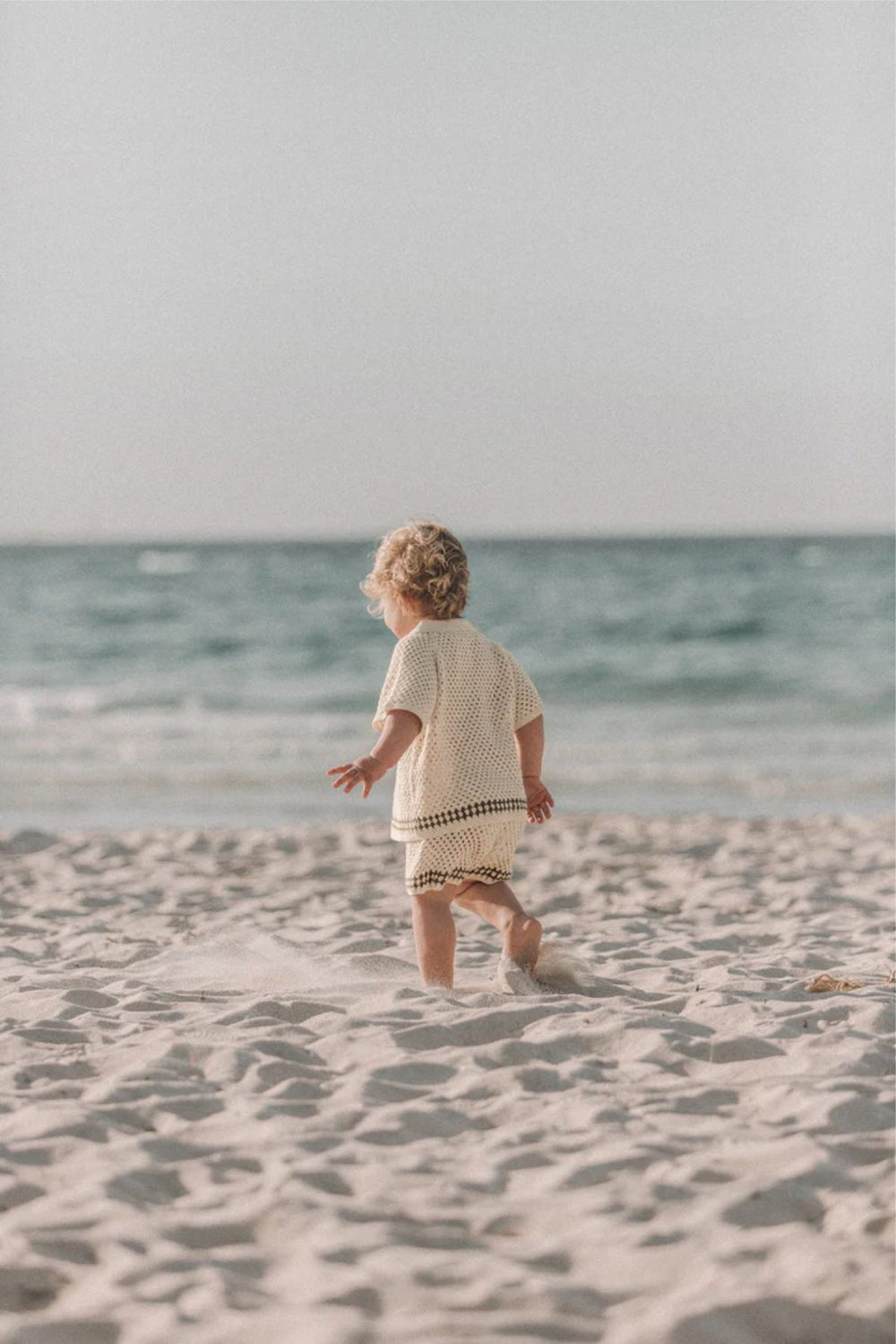 Milo Virkat Babyset – Virkat sommarset med krage och träknappar | Storlek 0–2 år