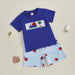 AppleTruck Sommarsätt för Pojkar | T-shirt med Äppeltruck & Randiga Shorts | Bomull & Polyester | 6 mån–4 år | Blå & Röd