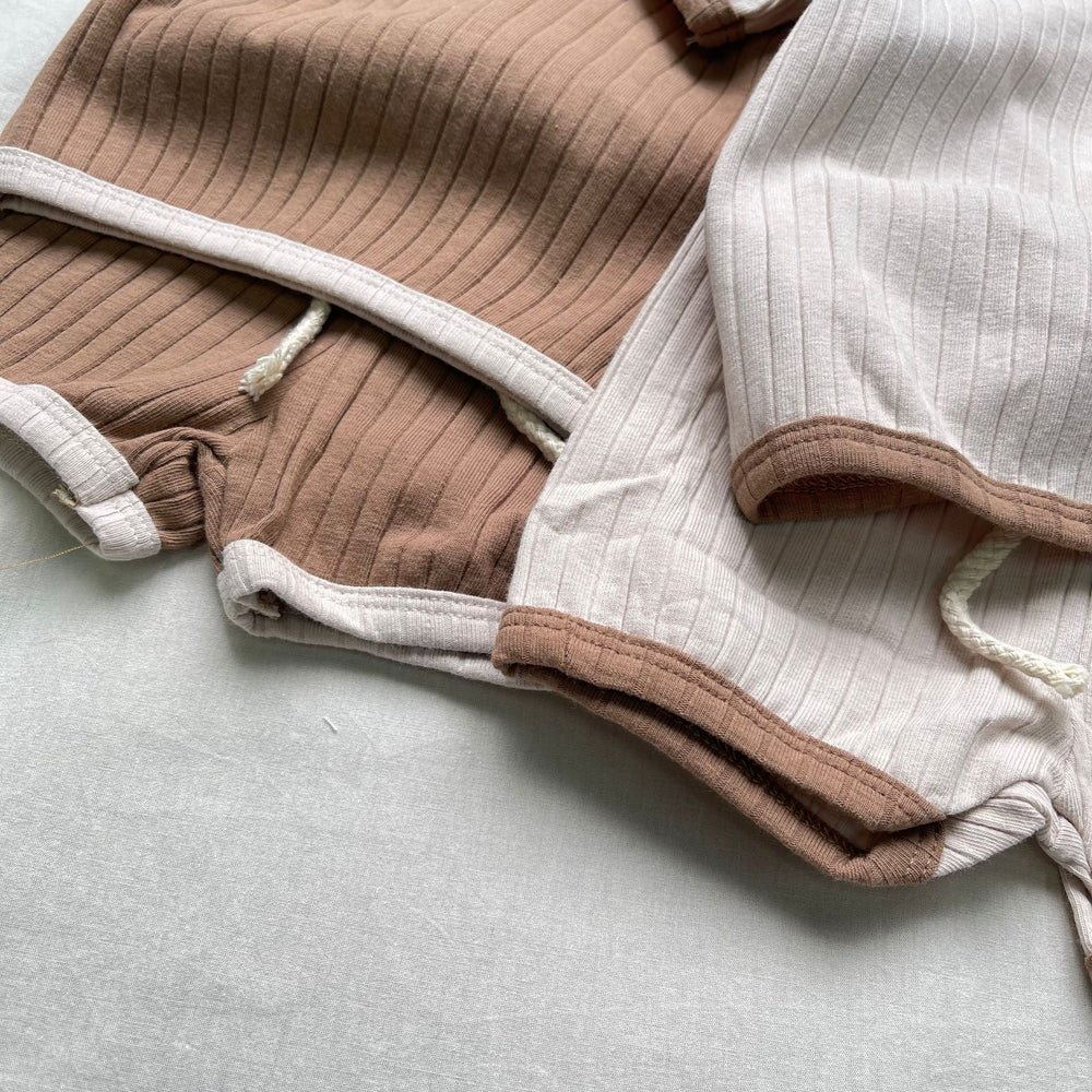 Aureli Mjukt Ribbat Lounge-set – Baby & Småbarn 0–3 år Sommarset – T-shirt + Shorts – Beige/Brun – Mjukt & Unisex
