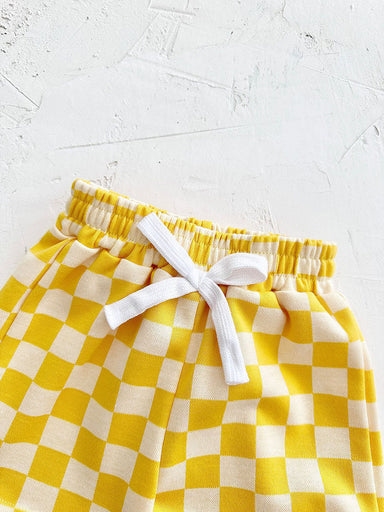 Mellow Mini klädset 0-3 år: T-shirt och rutiga byxor i gult, blått, lila eller grönt. Slitstarka, bekväma och perfekta för sommaren!