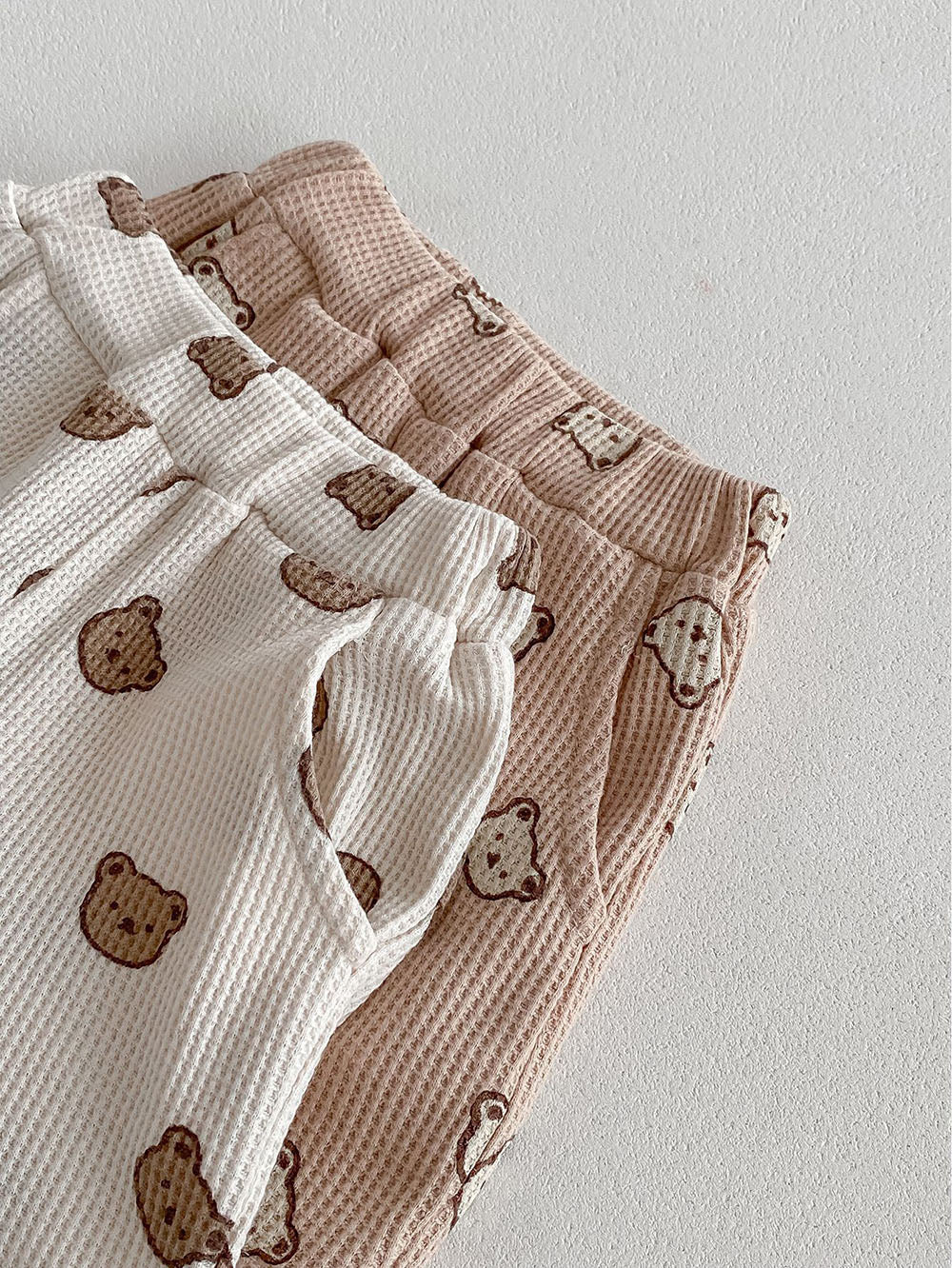 CozyCub Babyset i Ribbat Tyg – Unisex Sommaroutfit med Björntryck | Beige & Brun | 0–3 år