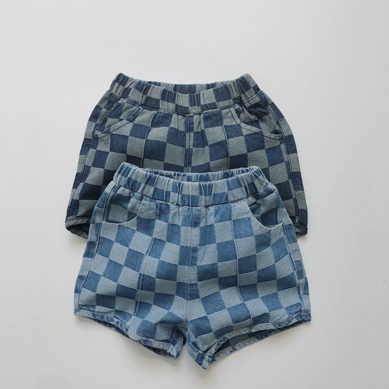 Nolu Checker Shorts – Rutiga Barnshorts Blå – Unisex Sommarshorts i Bomull – Resårmidja – Storlek 0–6 år