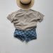 Nolu Checker Shorts – Rutiga Barnshorts Blå – Unisex Sommarshorts i Bomull – Resårmidja – Storlek 0–6 år