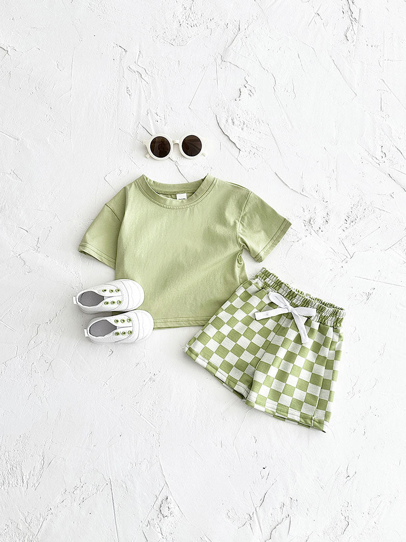 Mellow Mini klädset 0-3 år: T-shirt och rutiga byxor i gult, blått, lila eller grönt. Slitstarka, bekväma och perfekta för sommaren!