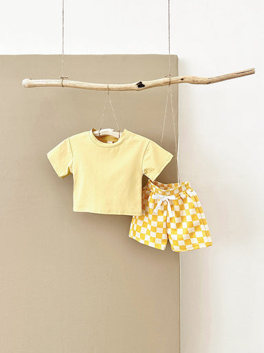 Mellow Mini klädset 0-3 år: T-shirt och rutiga byxor i gult, blått, lila eller grönt. Slitstarka, bekväma och perfekta för sommaren!
