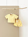 Mellow Mini klädset 0-3 år: T-shirt och rutiga byxor i gult, blått, lila eller grönt. Slitstarka, bekväma och perfekta för sommaren!