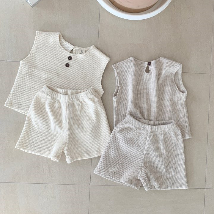 SoftPlay Småbarnsset i Vafveltyg – Unisex Sommaroutfit med Knappdetalj | Nulu & Co | 100 % Bomull | Storlek 0–5 år