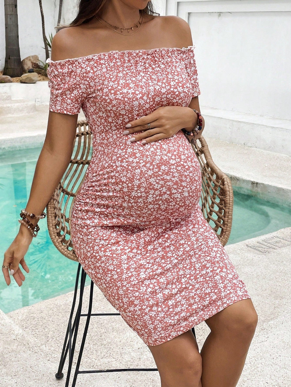Gravidklänning off-shoulder med blommönster för sommaren