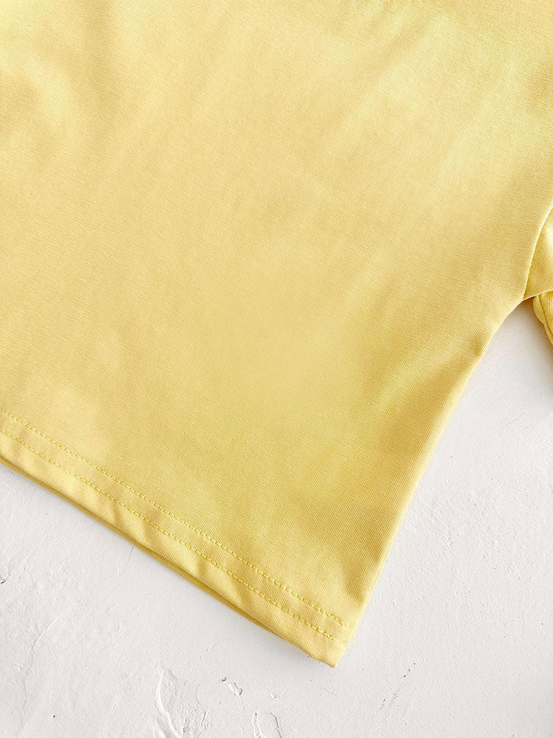 Mellow Mini klädset 0-3 år: T-shirt och rutiga byxor i gult, blått, lila eller grönt. Slitstarka, bekväma och perfekta för sommaren!