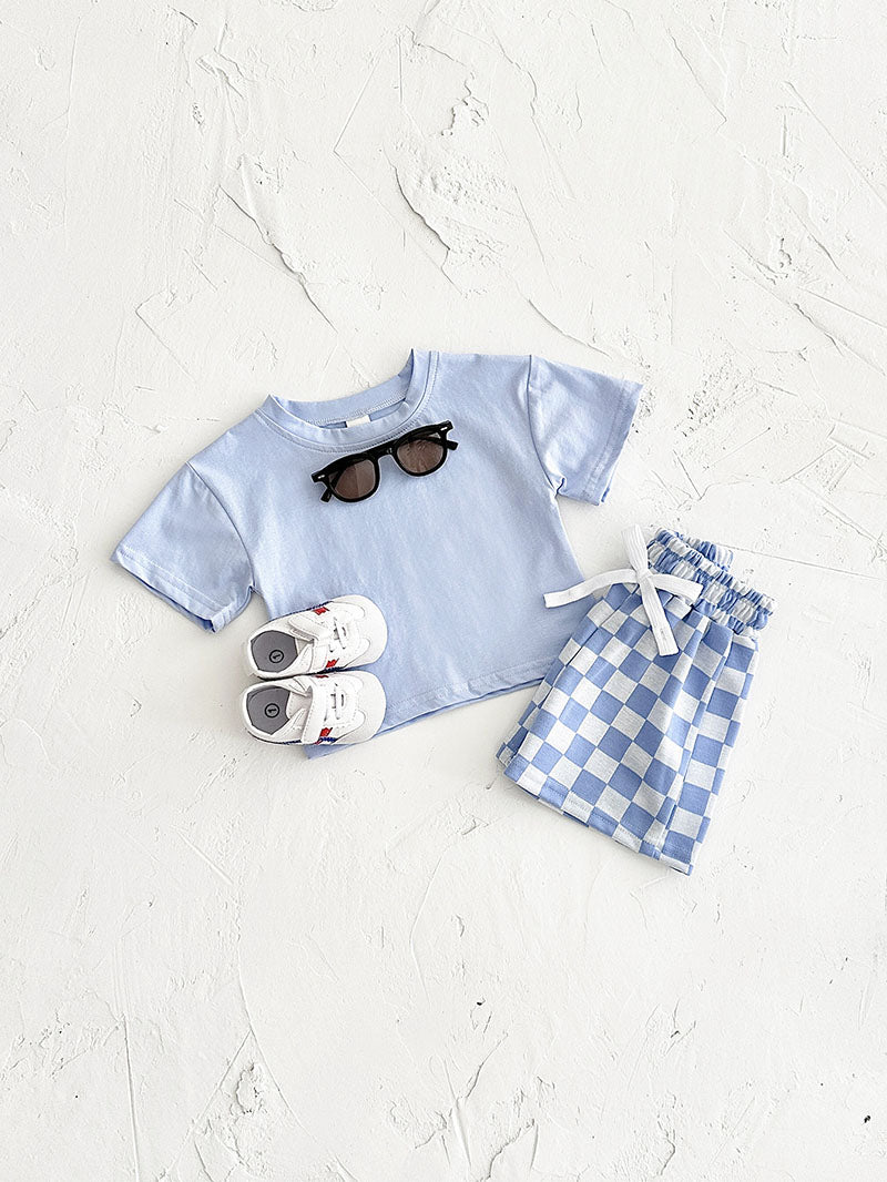 Mellow Mini klädset 0-3 år: T-shirt och rutiga byxor i gult, blått, lila eller grönt. Slitstarka, bekväma och perfekta för sommaren!