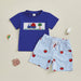 AppleTruck Sommarsätt för Pojkar | T-shirt med Äppeltruck & Randiga Shorts | Bomull & Polyester | 6 mån–4 år | Blå & Röd