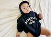 Nuby & Co Brooklyn Babyromper – Collegeinspirerad Stil | Unisex 0–2 År – Bomull, Tryckknappar, New York-tryck