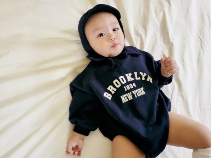 Nuby & Co Brooklyn Babyromper – Collegeinspirerad Stil | Unisex 0–2 År – Bomull, Tryckknappar, New York-tryck