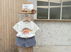 Mavino Dino Daze Set – Sommarset Småbarn 1–7 år – T-shirt + Rutig Shorts – 100 % Bomull – Unisex – Dino-tryck