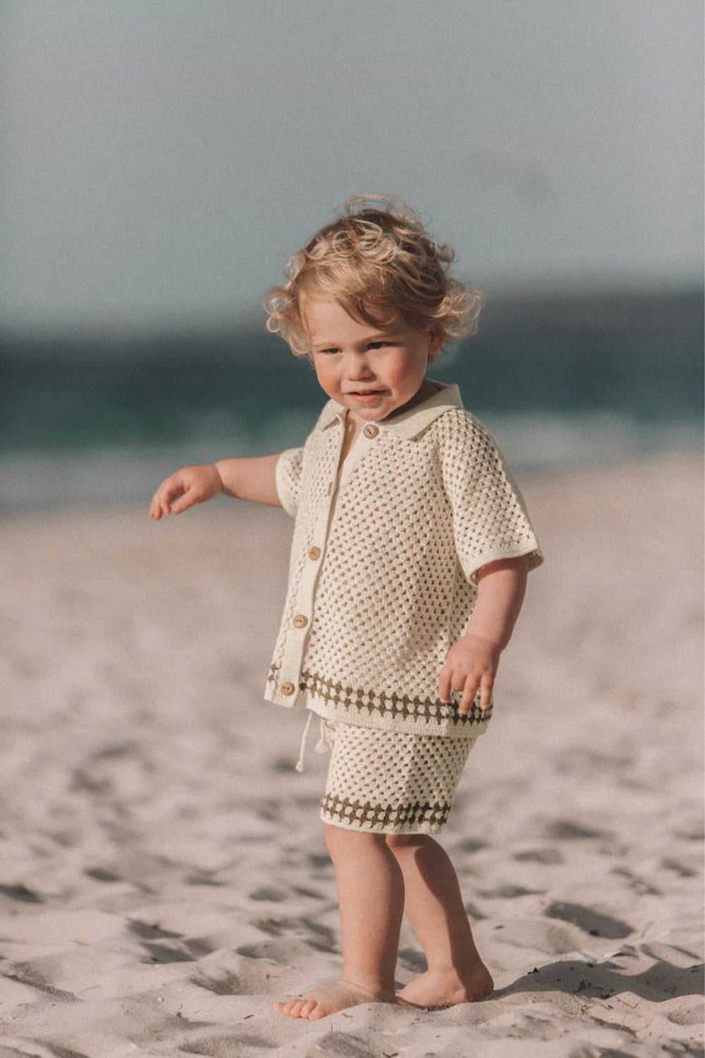 Milo Virkat Babyset – Virkat sommarset med krage och träknappar | Storlek 0–2 år