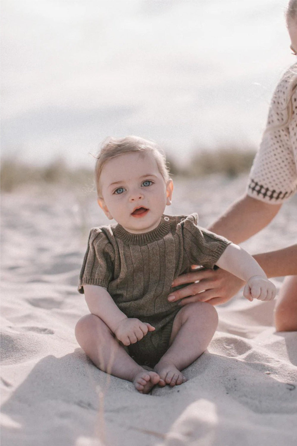 CozyNest Stickad babyromper 0–2 år | Mjuk bomullsblandning & ribbmönster | Bekväma babykläder