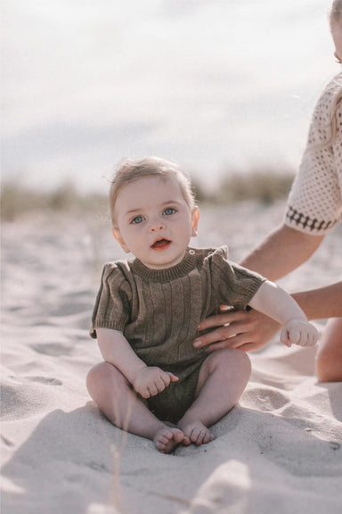 CozyNest Stickad babyromper 0–2 år | Mjuk bomullsblandning & ribbmönster | Bekväma babykläder