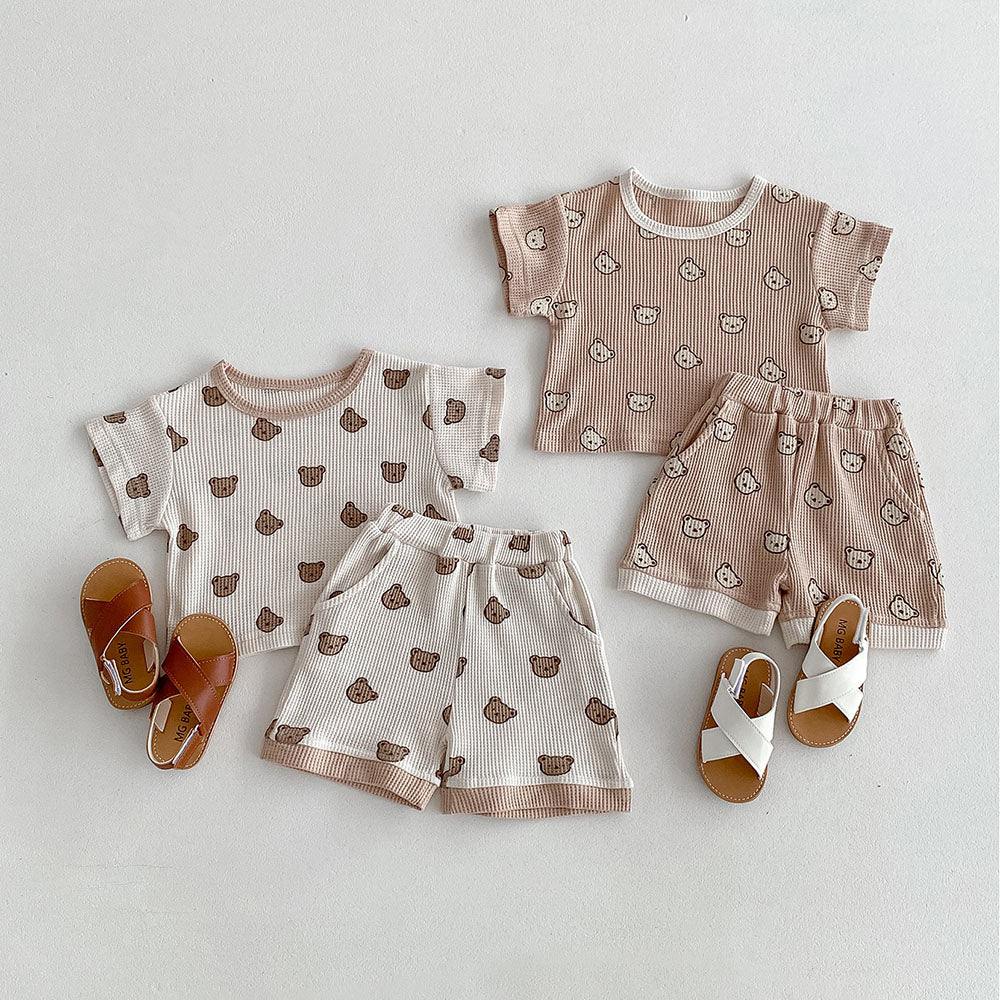 CozyCub Babyset i Ribbat Tyg – Unisex Sommaroutfit med Björntryck | Beige & Brun | 0–3 år