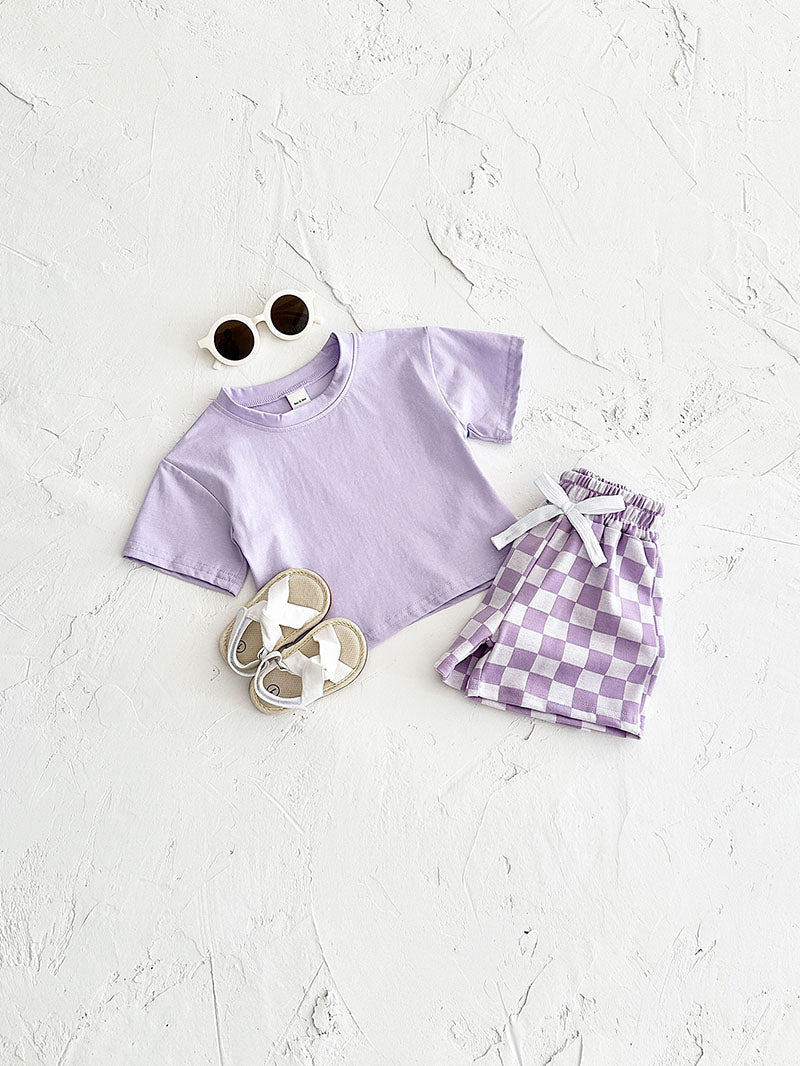 Mellow Mini klädset 0-3 år: T-shirt och rutiga byxor i gult, blått, lila eller grönt. Slitstarka, bekväma och perfekta för sommaren!