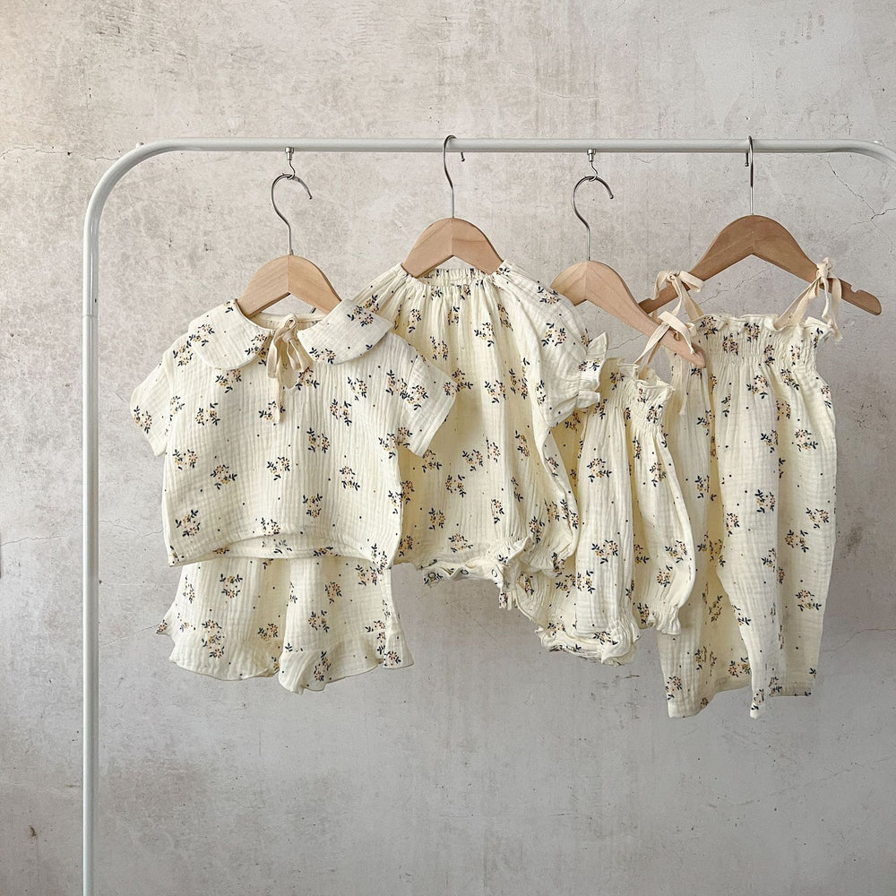LittleBloom Babyset 0–3 år | Musselin Sommaroutfit för Flicka | Blommigt Mönster | Klänning, Body, Set eller Topp & Byxa