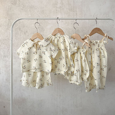 LittleBloom Babyset 0–3 år | Musselin Sommaroutfit för Flicka | Blommigt Mönster | Klänning, Body, Set eller Topp & Byxa