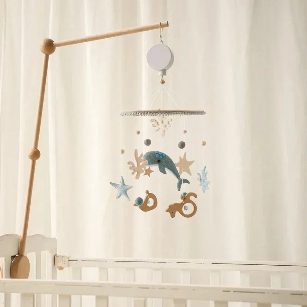 Beroligande Trämobil för Baby Utan Batteri – Naturliga Material & Mjuka Färger | LittleNest SkyWhirl