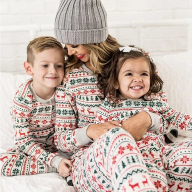 Familj i matchande julpyjamas